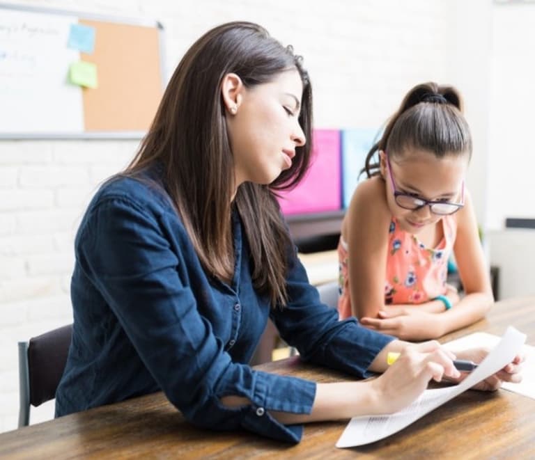 Maman aidant son fils avec ses devoirs