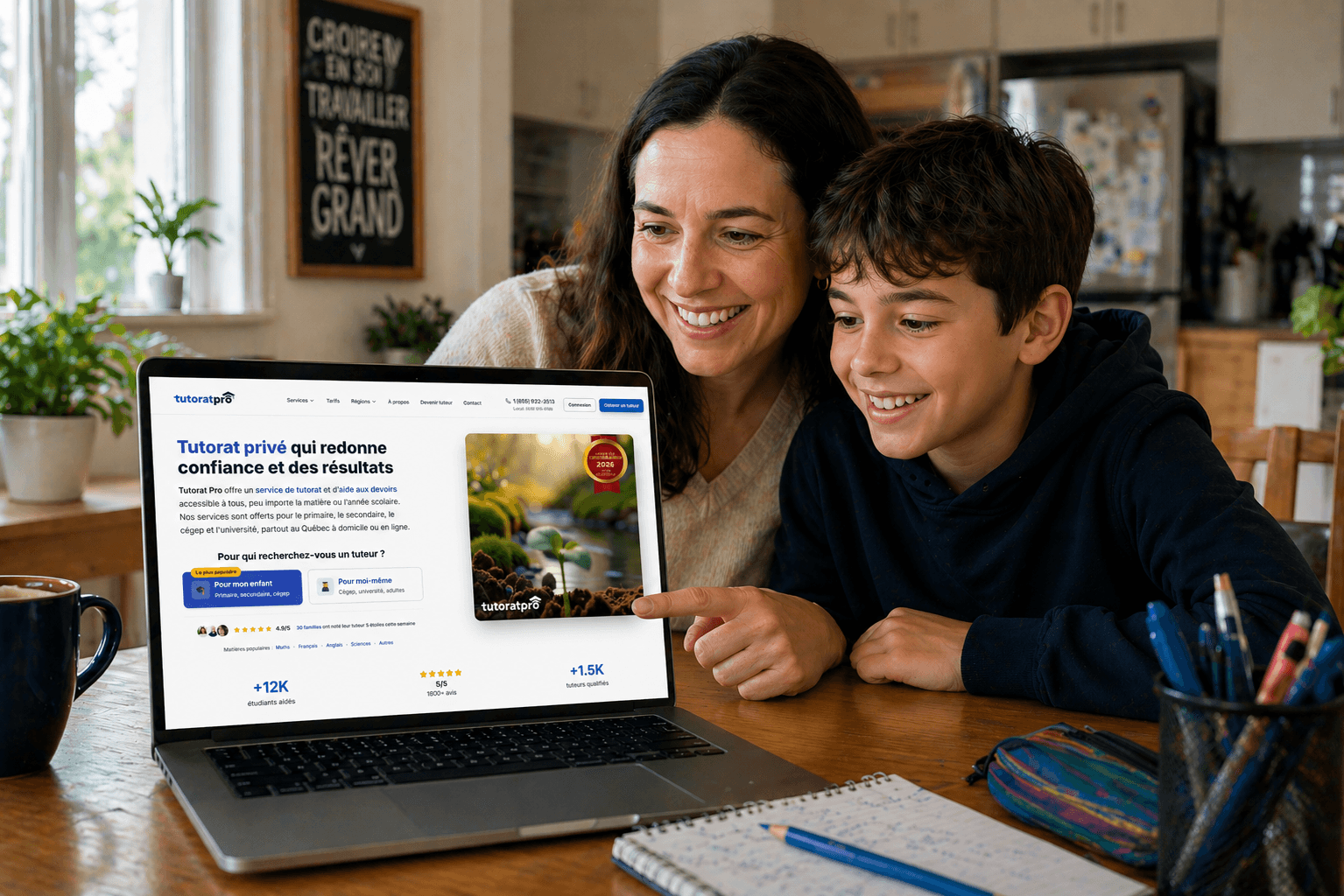 Famille montréalaise (parent et enfant) souriants devant un ordinateur ouvert sur la page d'inscription Tutorat Pro