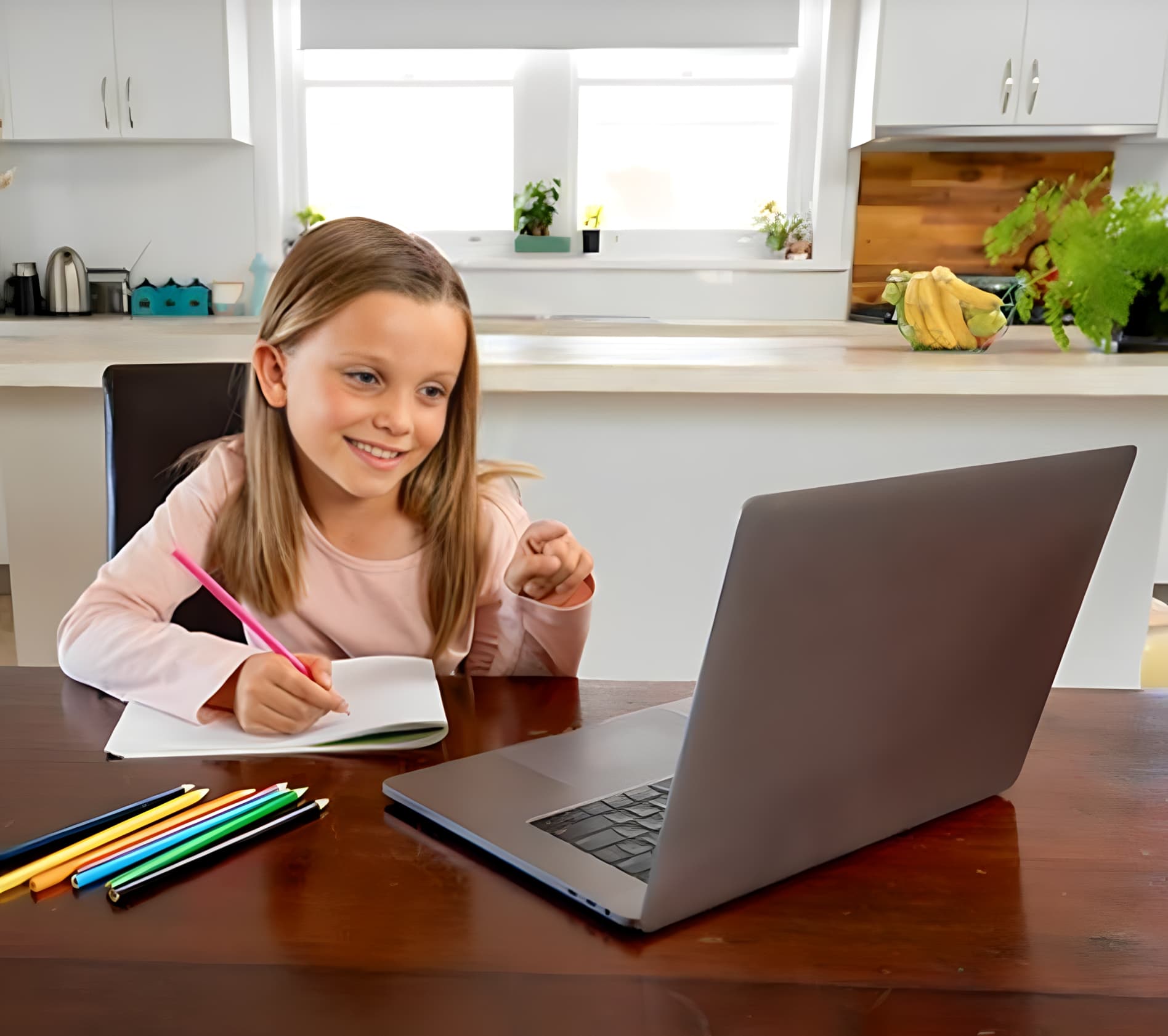 Élève au bureau avec manuels et matériel scolaire pour plusieurs matières